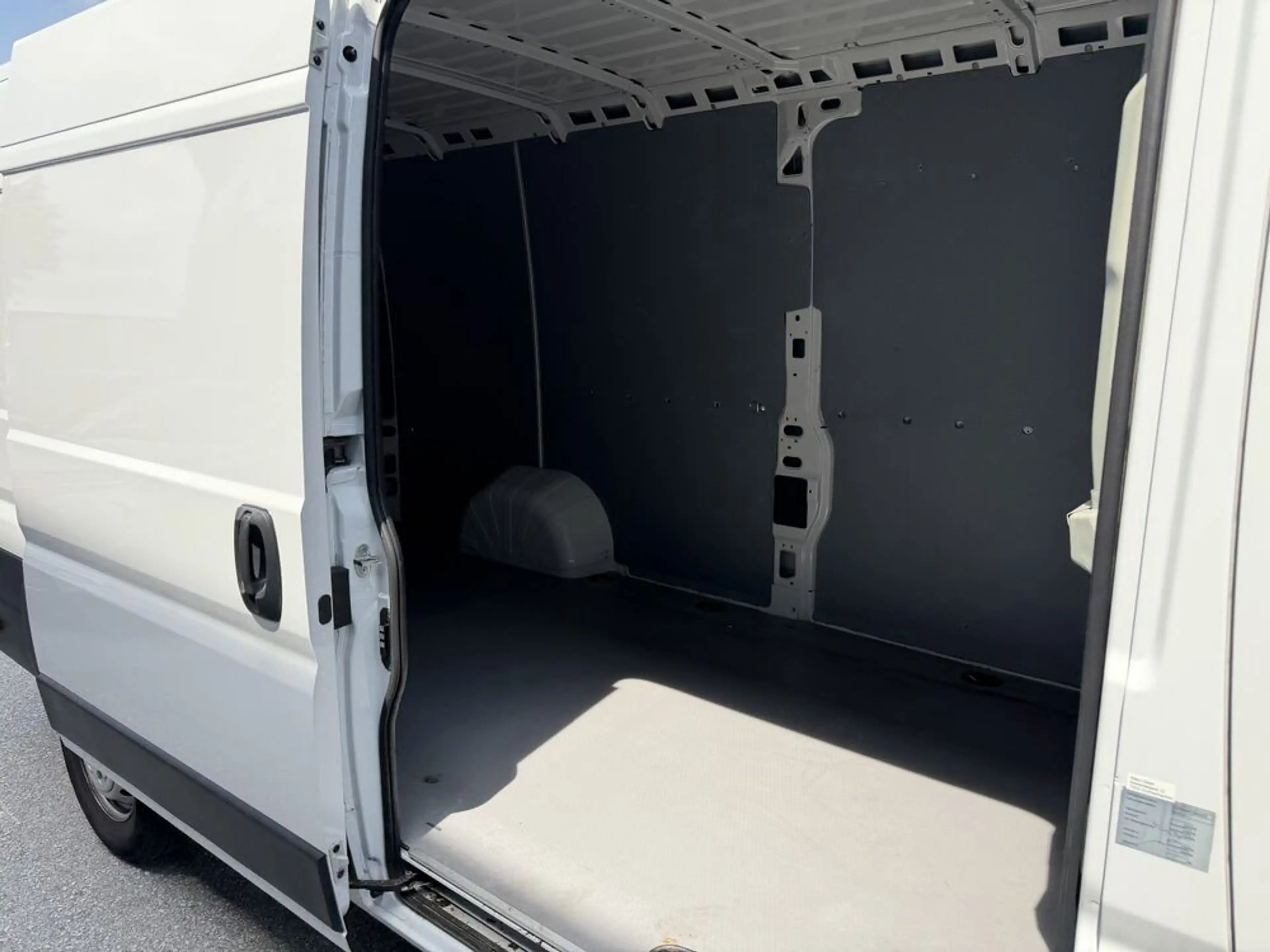 Peugeot Boxer 35+ L4H2 BlueHDi 140 S&S — photo 11