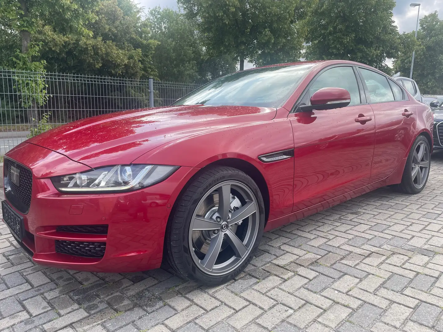 Jaguar XE Portfolio Allrad AWD Xenon W+S Rot - 1