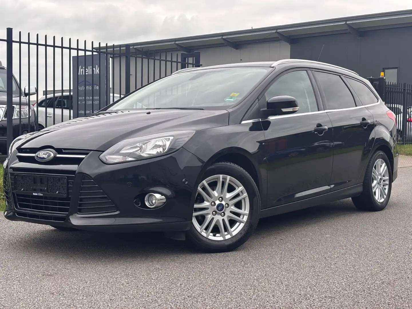 Ford Focus Turnier 1,0 EcoBoost Titanium-Navi-Eur5 Schwarz - 1