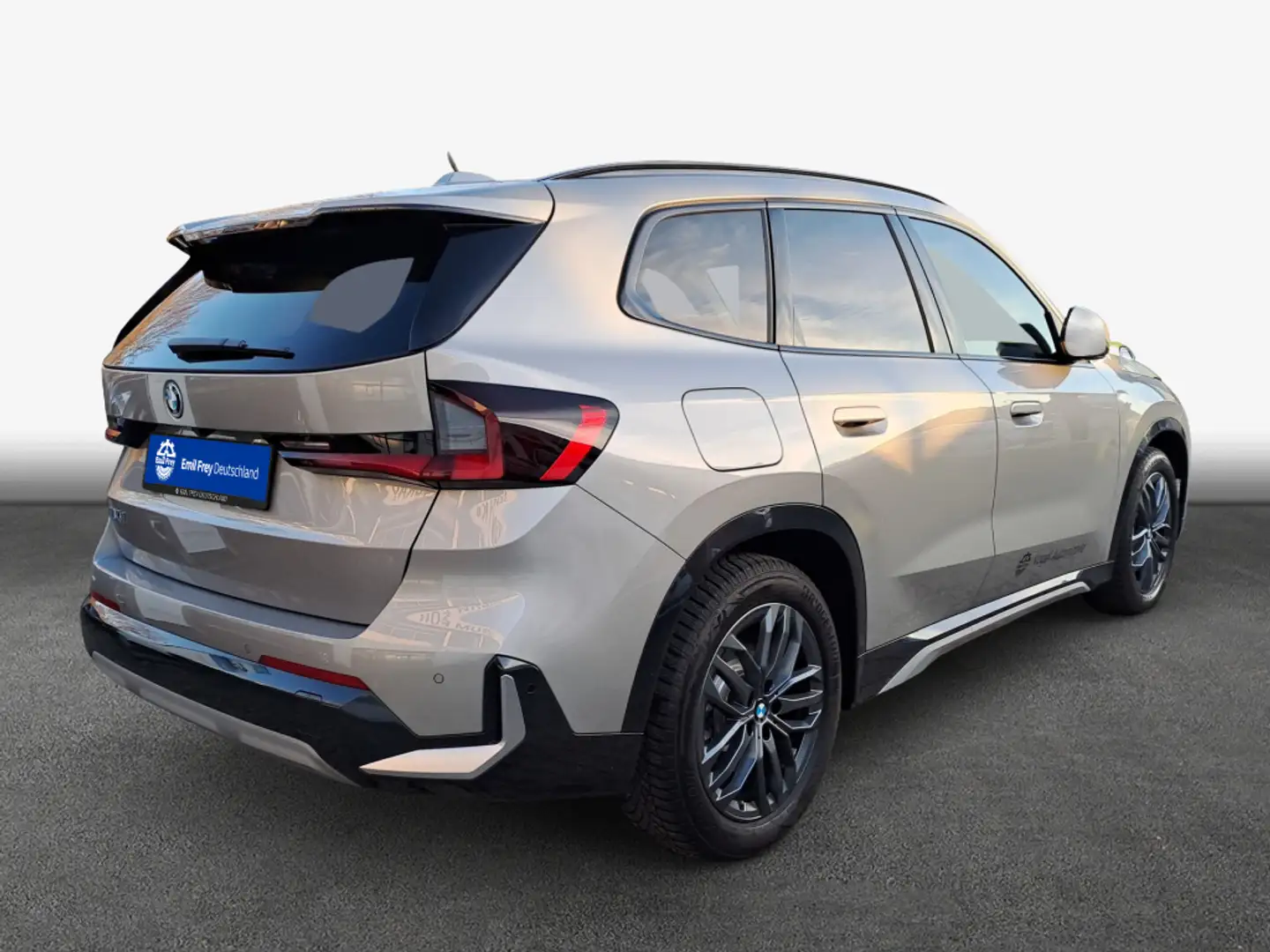 BMW iX1 xDrive30 xLine Silber - 2