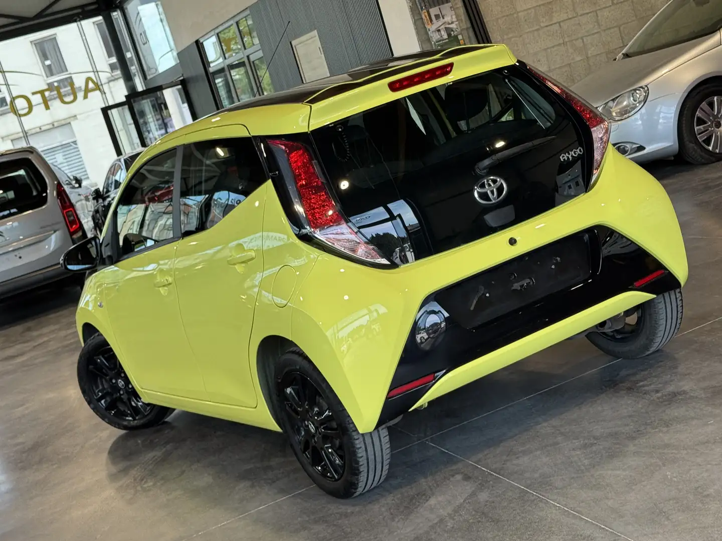Toyota Aygo 1.0i VVT-i X/PACKSPORT/EURO6B/FULLOPTIONS/1PROP CA Geel - 2