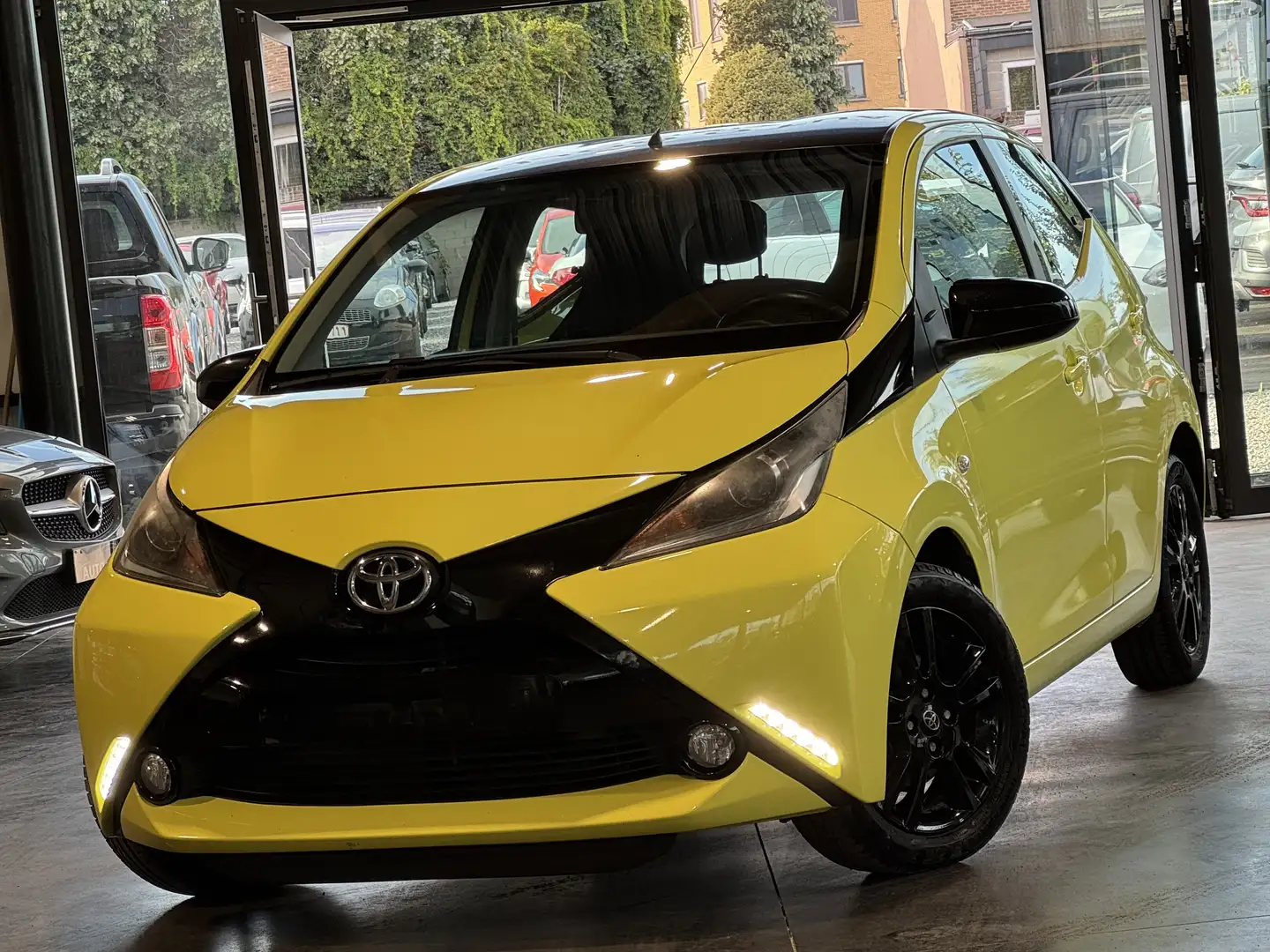 Toyota Aygo 1.0i VVT-i X/PACKSPORT/EURO6B/FULLOPTIONS/1PROP CA Geel - 1