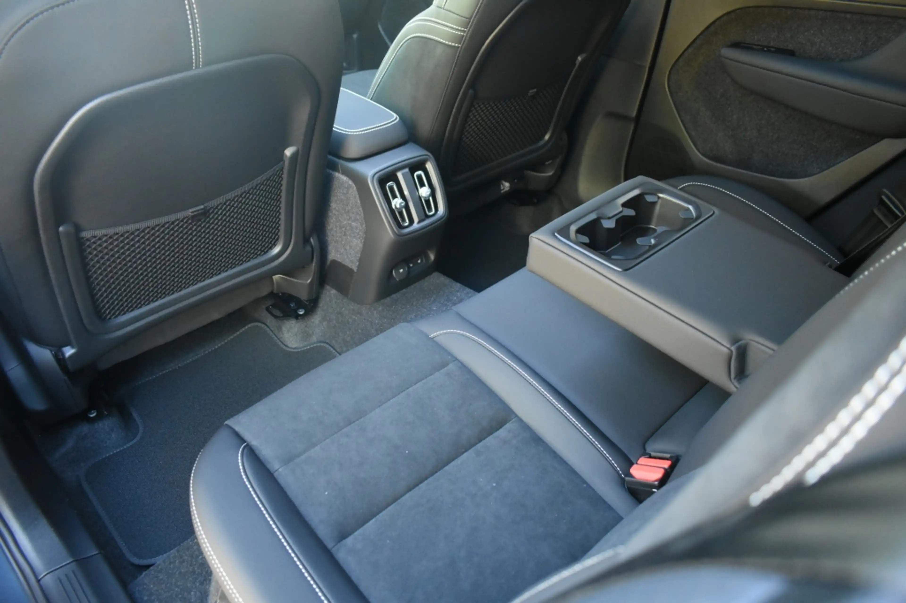 Volvo EX40 Extended Range Ultra Black Edition 252pk/82kWh | G — photo 23