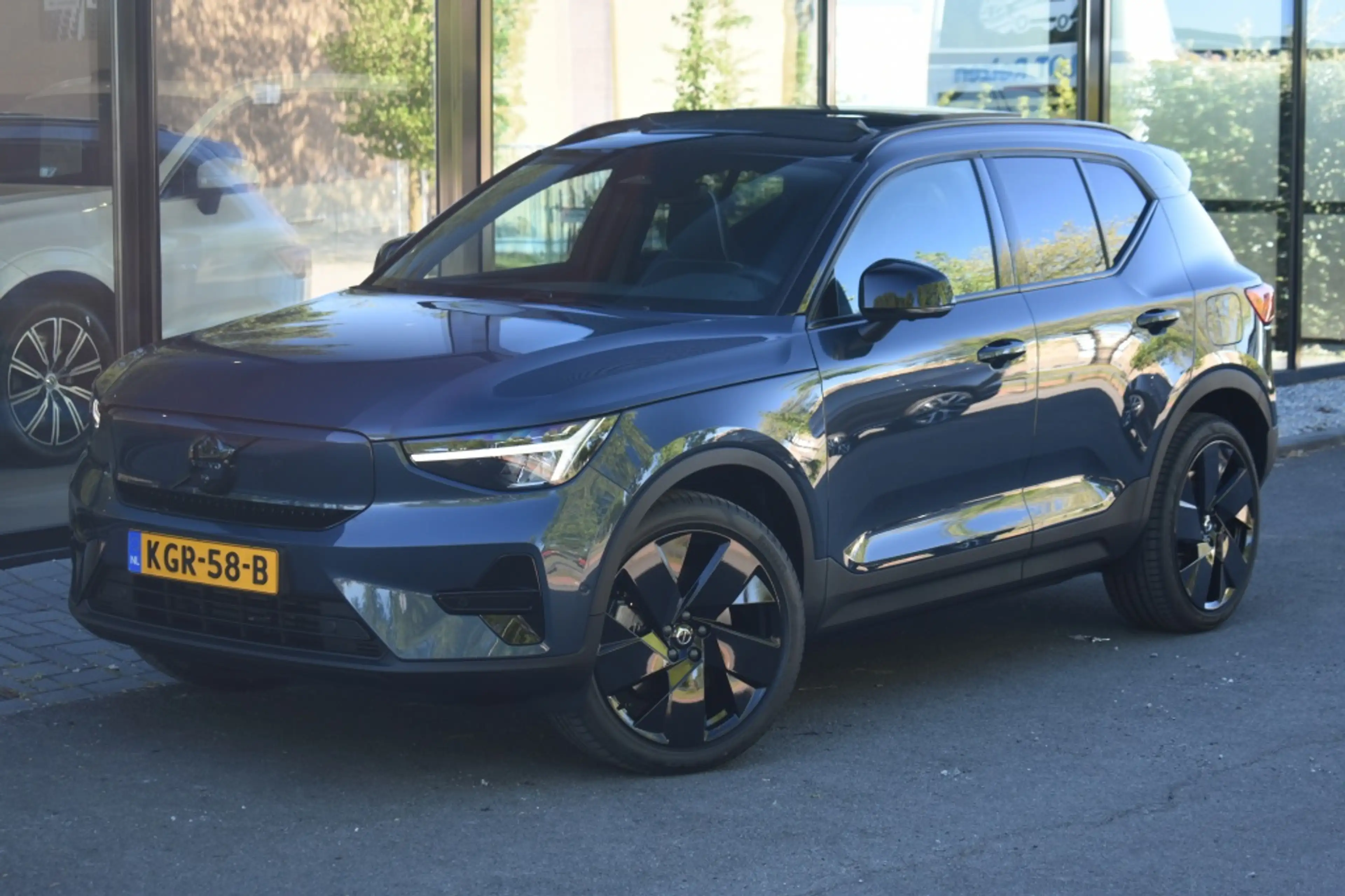 Volvo EX40 Extended Range Ultra Black Edition 252pk/82kWh | G — photo 4