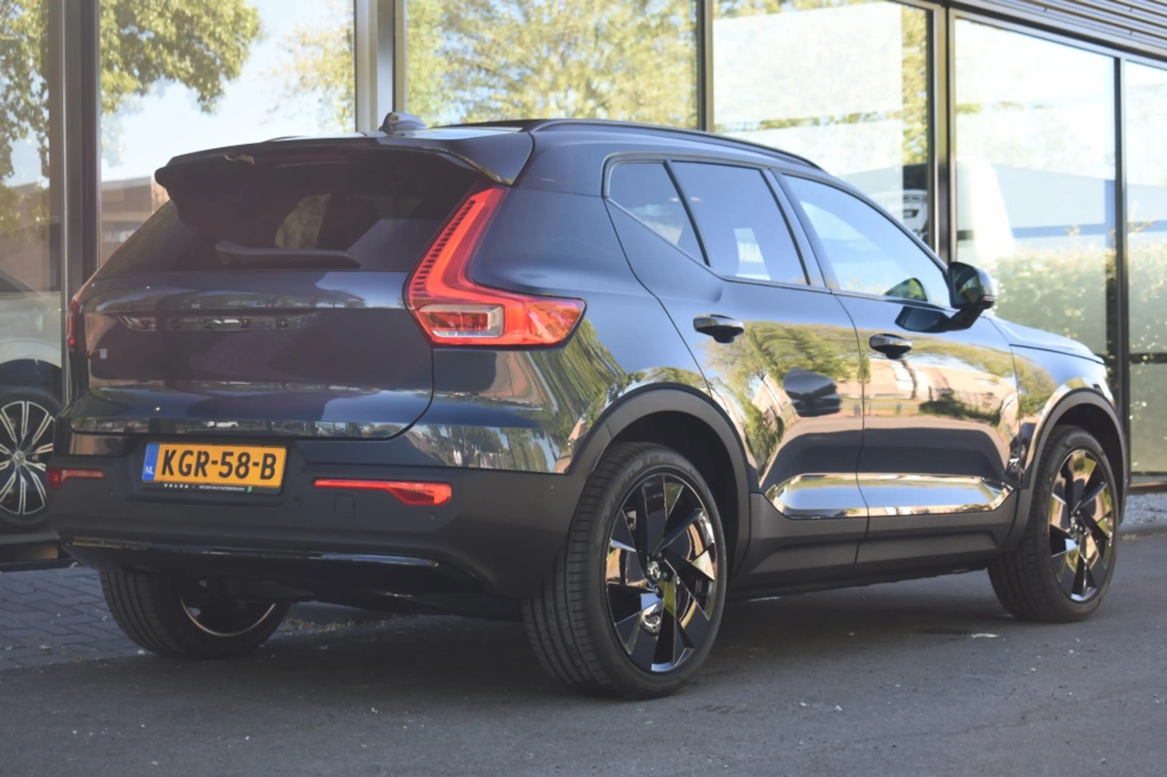 Volvo EX40 Extended Range Ultra Black Edition 252pk/82kWh | G — photo 2