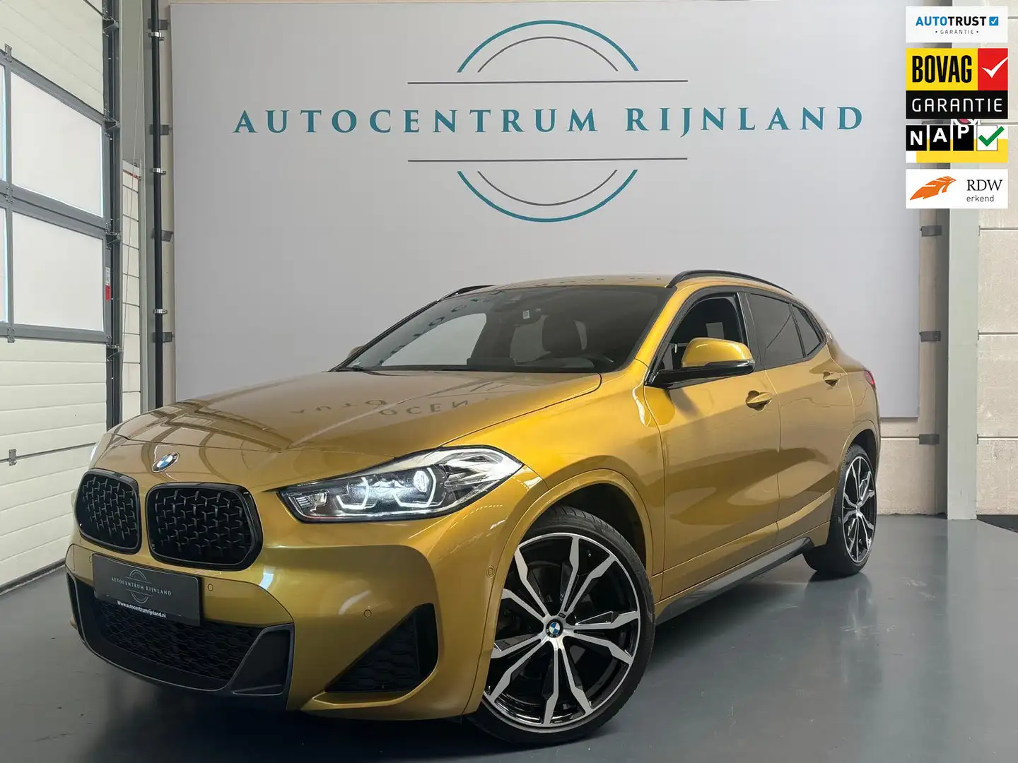 BMW X2 SDrive20i High Executive M-Sport Edition 1 JAAR BO Goud - 1
