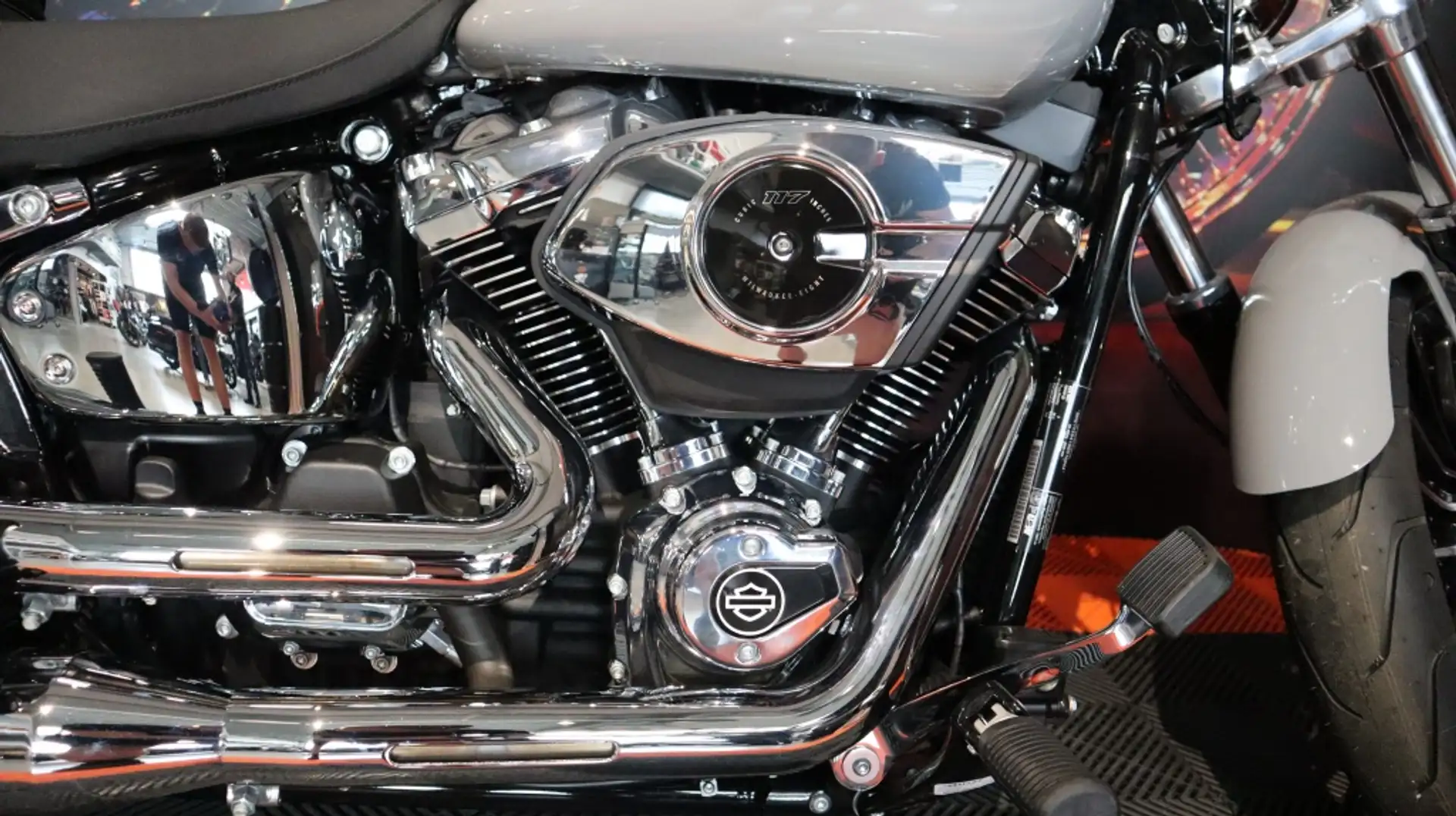 Harley-Davidson Breakout Chopper Gris - 2