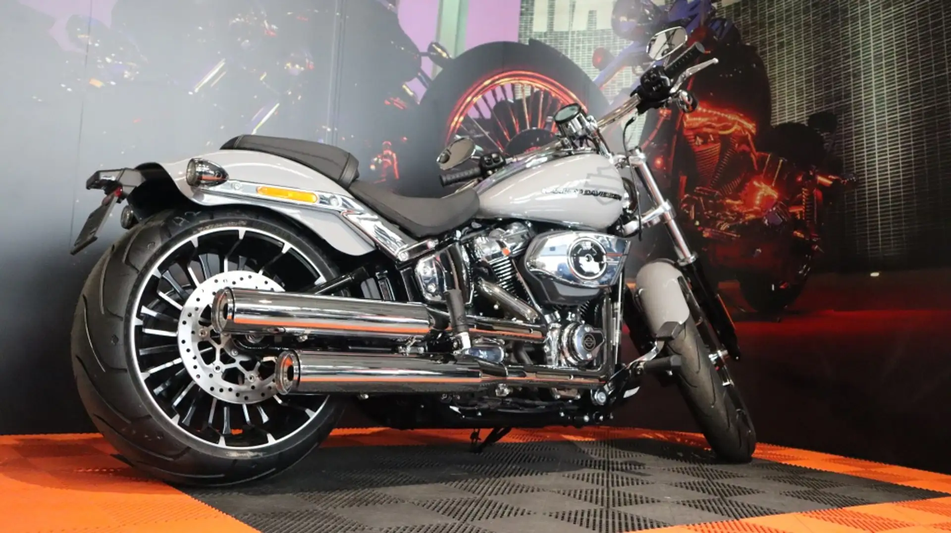 Harley-Davidson Breakout Chopper Gris - 1