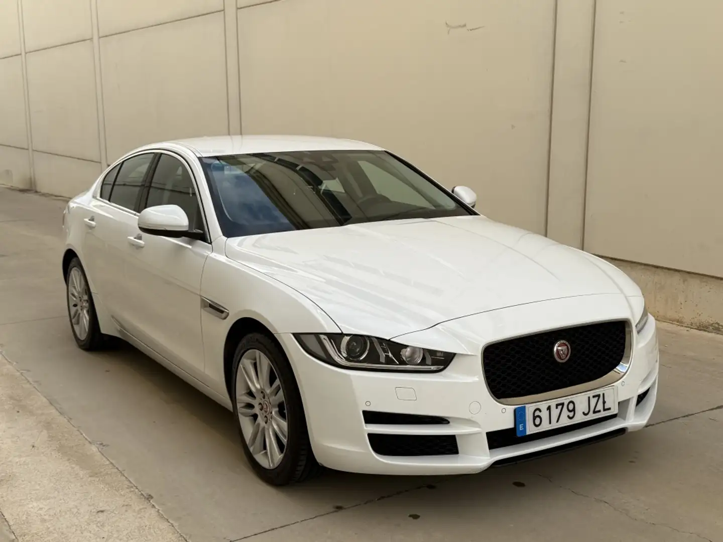 Jaguar XE Berlina Automático de 5 Puertas Blanco - 2