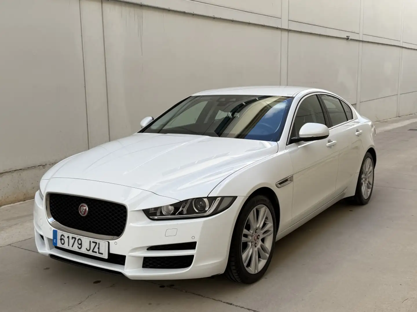 Jaguar XE Berlina Automático de 5 Puertas Blanco - 1