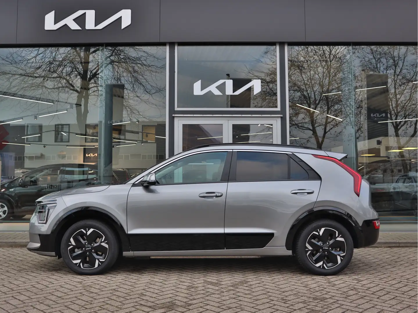 Kia e-Niro EV DynamicPlusLine 64.8 kWh Navigatie | Adaptieve Grijs - 2