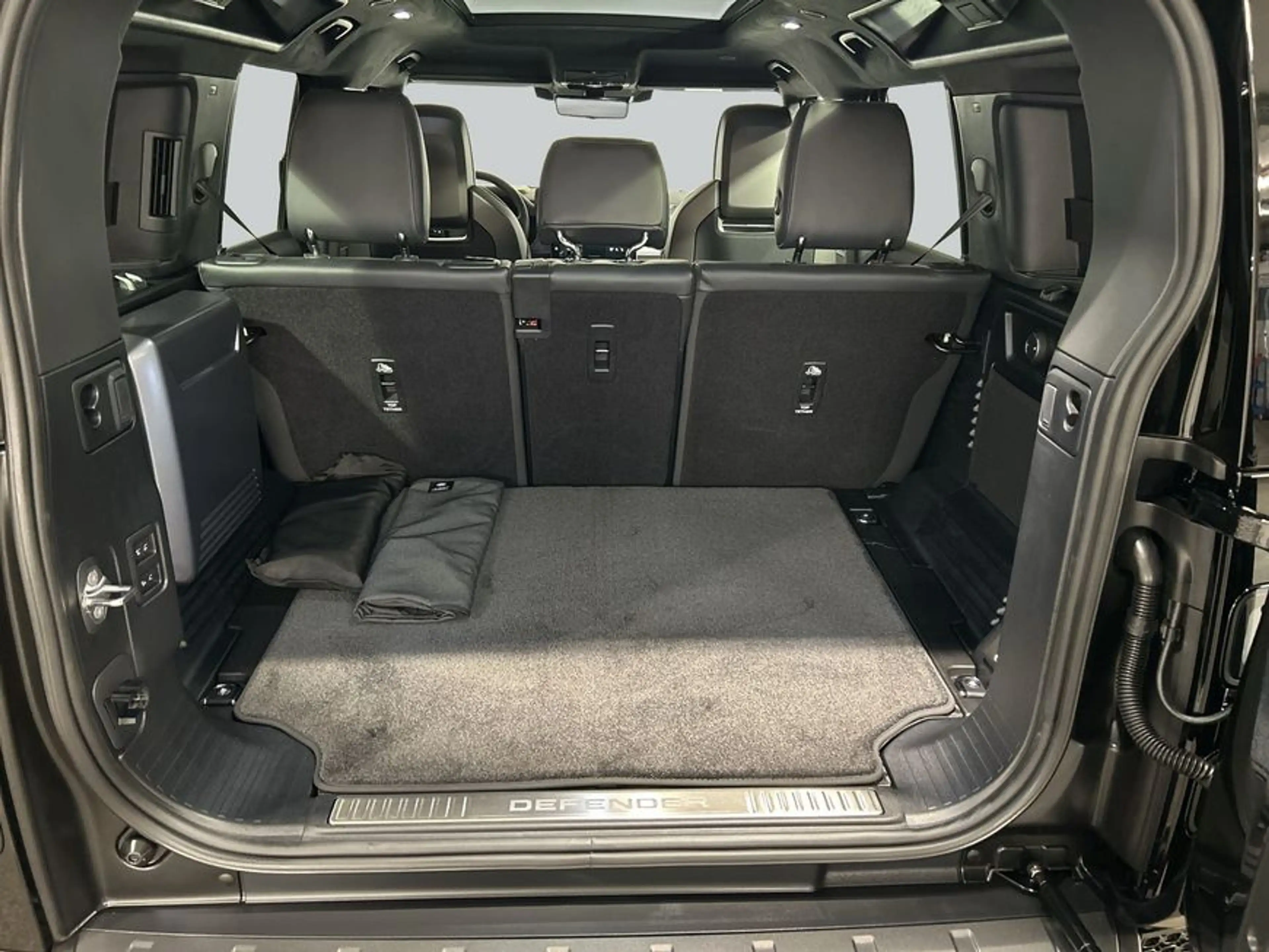 Land Rover Defender 110 P635 OCTA 467 kW, 5-türig — photo 11
