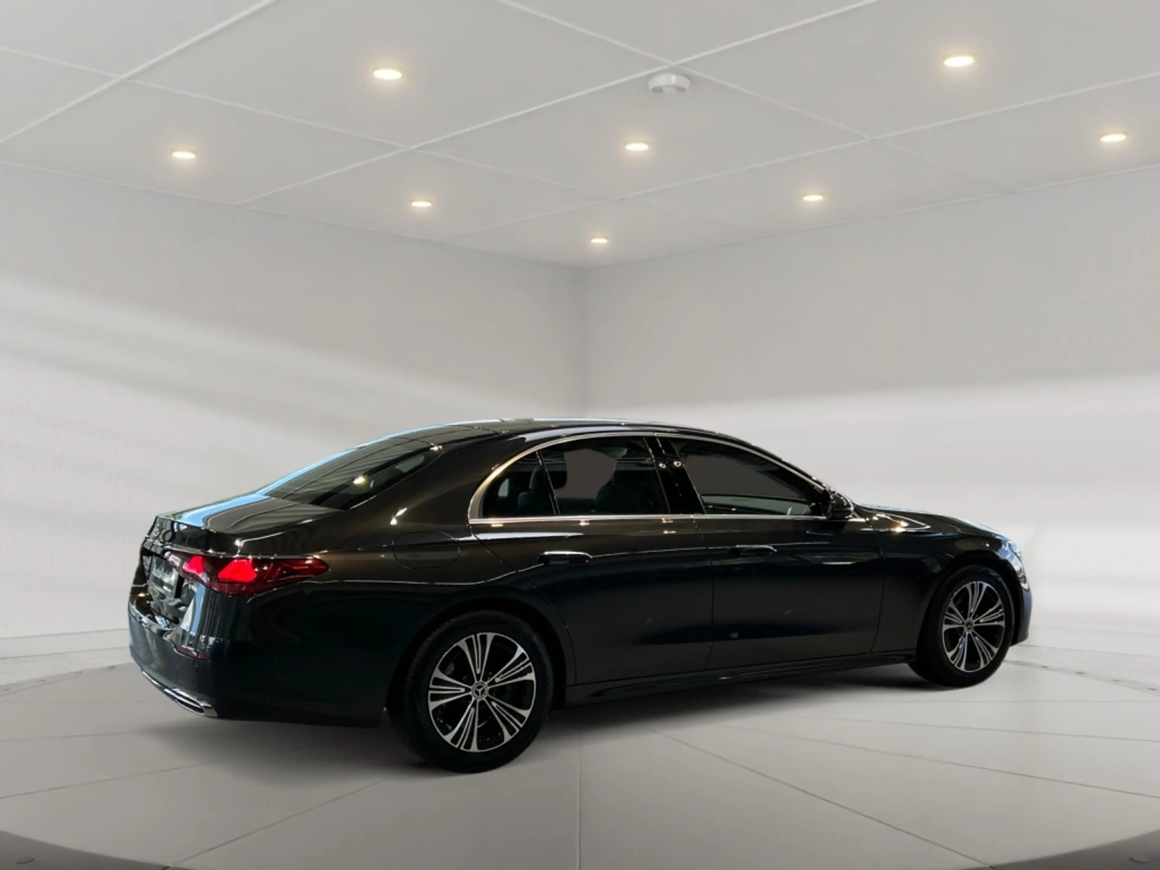 Mercedes-Benz E 200 Avantgarde Avantgarde+MBUX+Wide+Cam+LED — photo 4