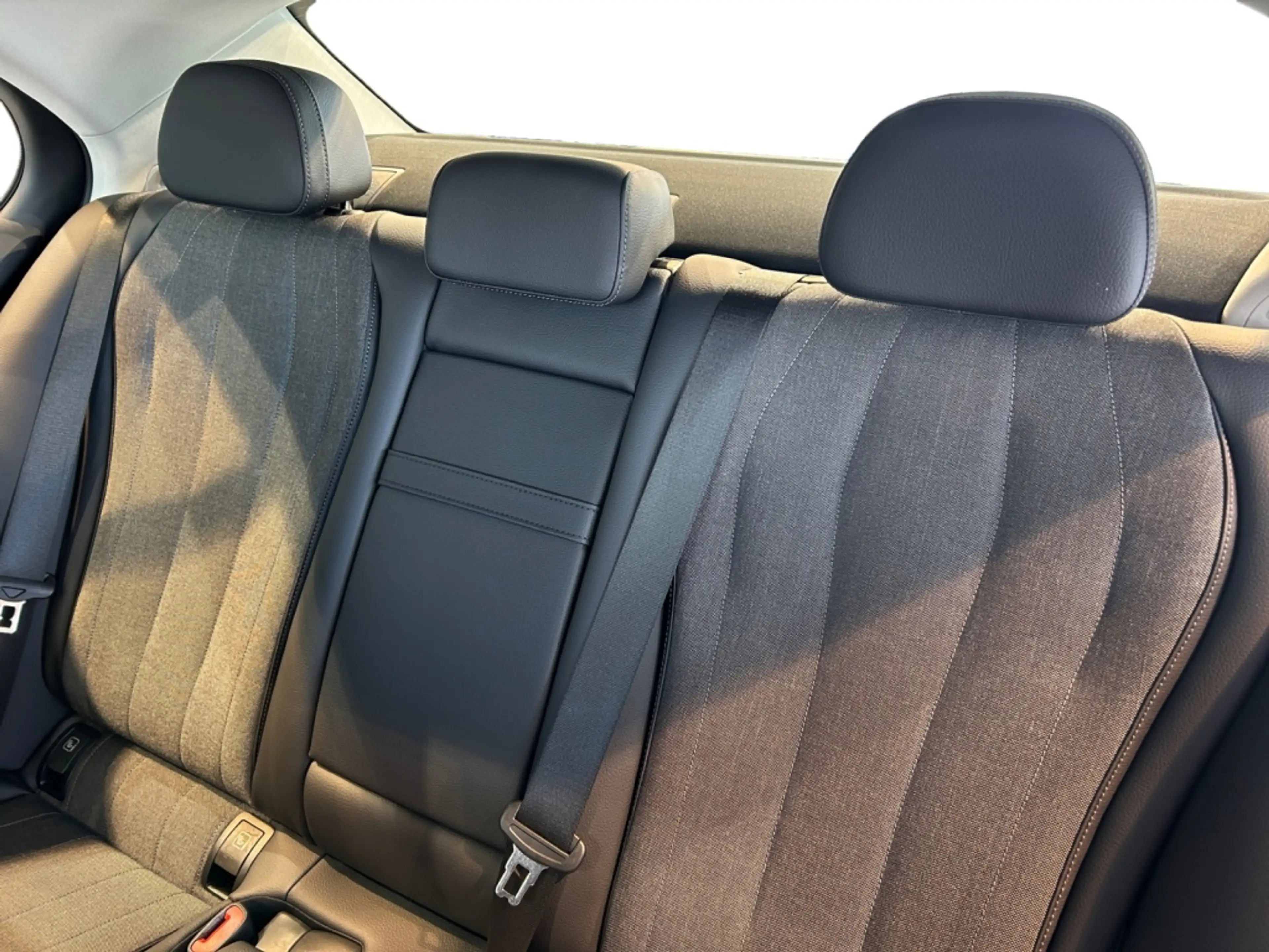 Mercedes-Benz E 200 Avantgarde Avantgarde+MBUX+Wide+Cam+LED — photo 11
