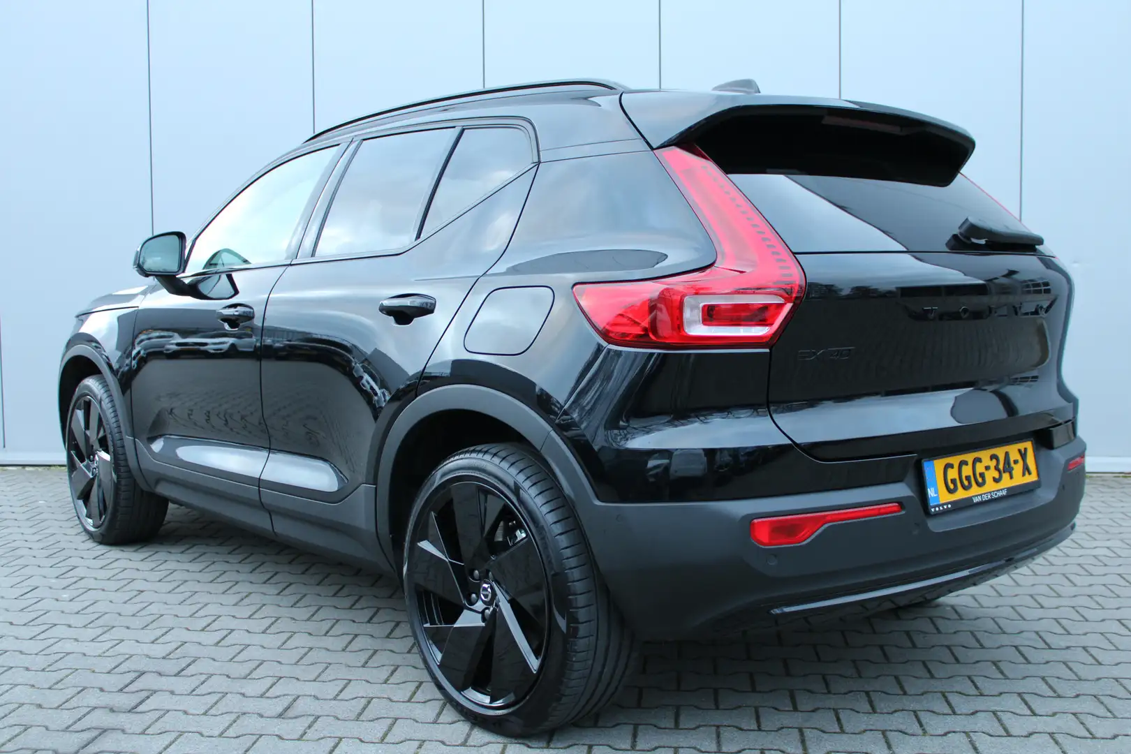 Volvo EX40 Single Motor Plus Black Edition 70 kWh | Harman Ka Černá - 2