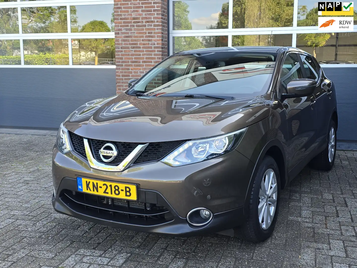 Nissan Qashqai 1.2 Connect Edition Automaat |Camera |PDC |Trekhaa Bruin - 1