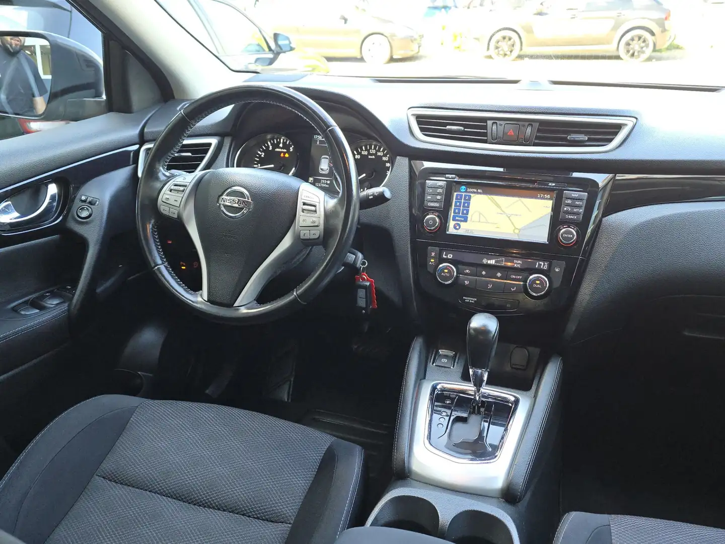Nissan Qashqai 1.2 Connect Edition Automaat |Camera |PDC |Trekhaa Bruin - 2