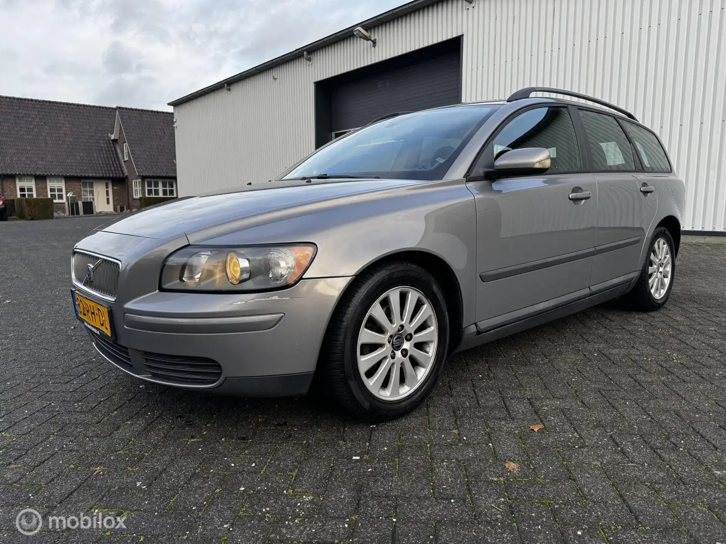 Volvo V50 1.8 Elite(APK tot 18-11-2026) Grijs - 1