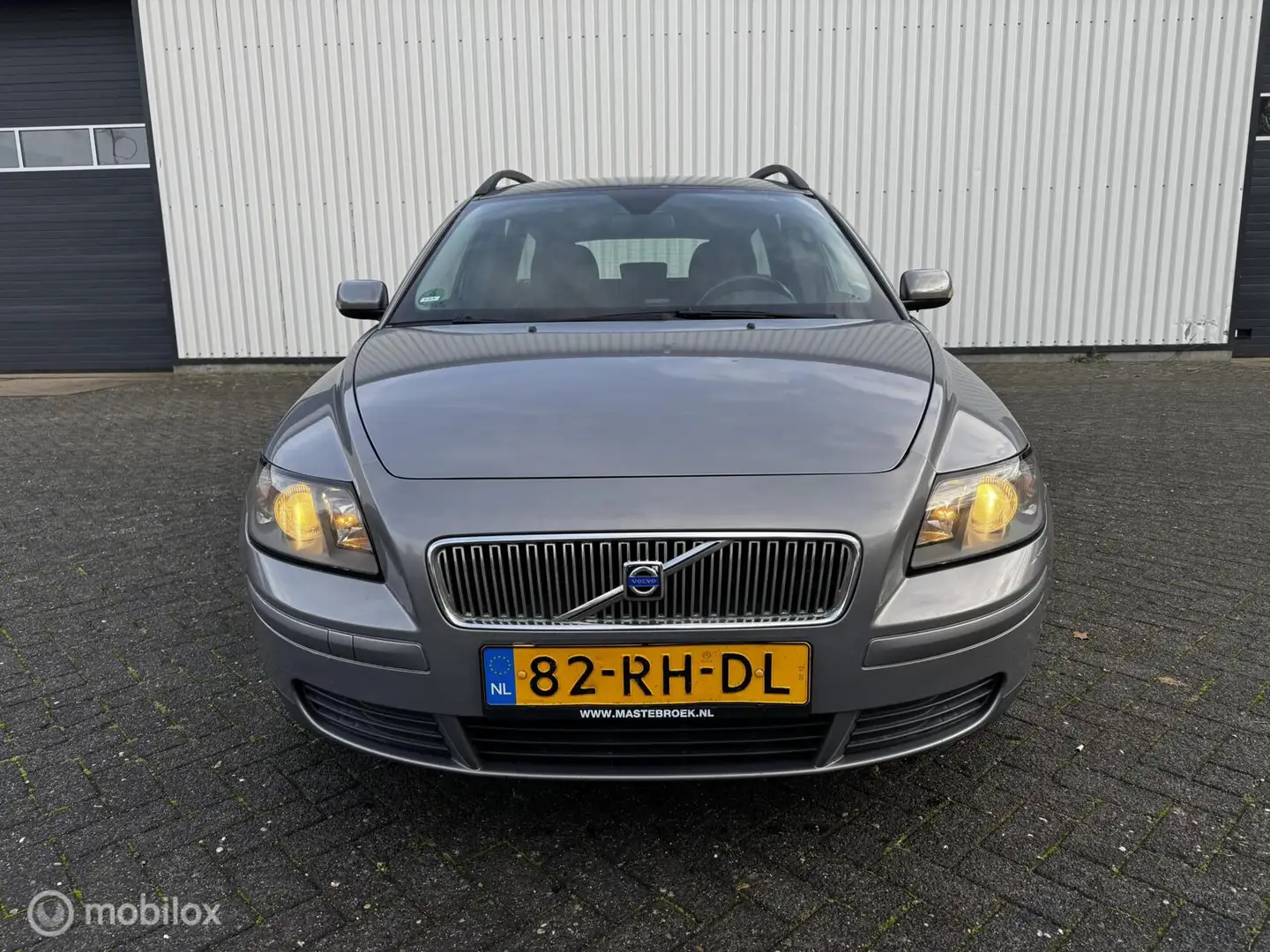 Volvo V50 1.8 Elite(APK tot 18-11-2026) Grijs - 2