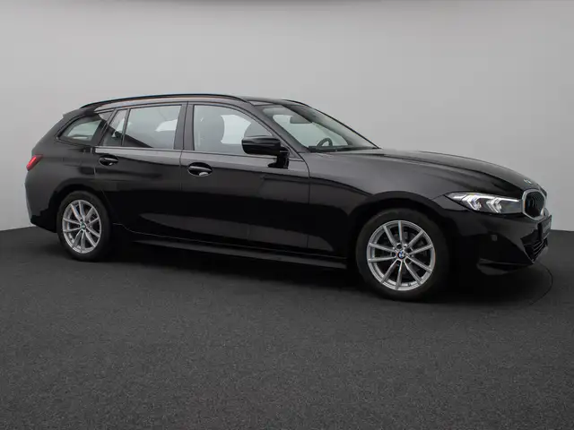 BMW 3 Series view 4