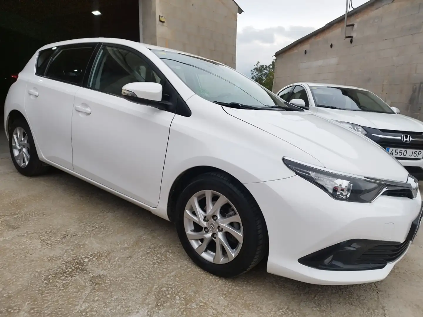 Toyota Auris 120T Active Weiß - 1