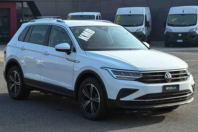 Volkswagen Tiguan view 3