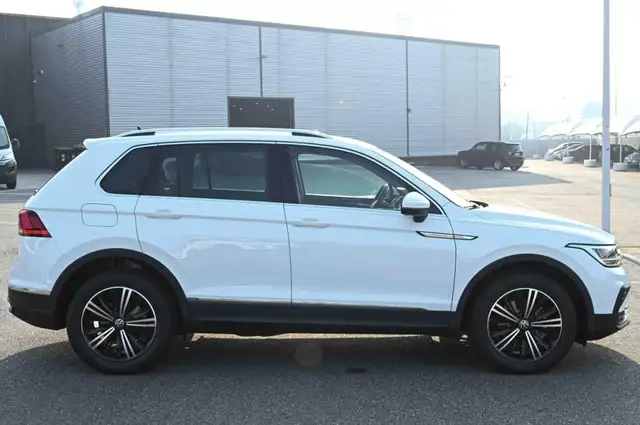 Volkswagen Tiguan view 4