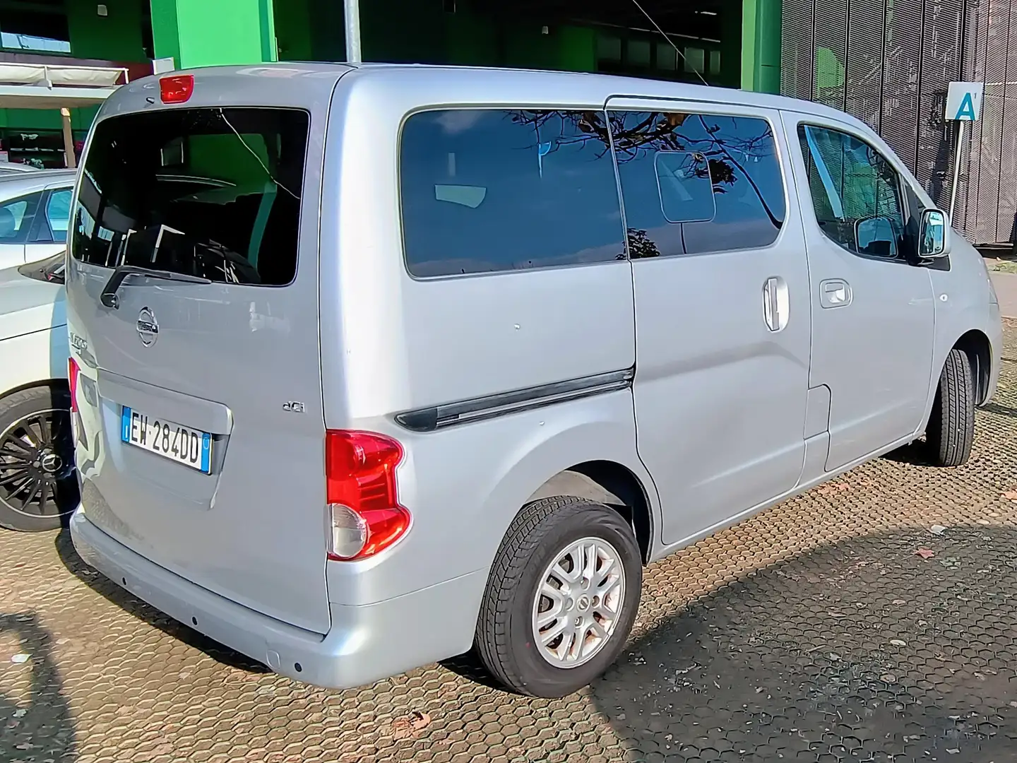 Nissan Evalia Evalia 1.5 dci N-Tec 110cv my13 Серебристый - 1