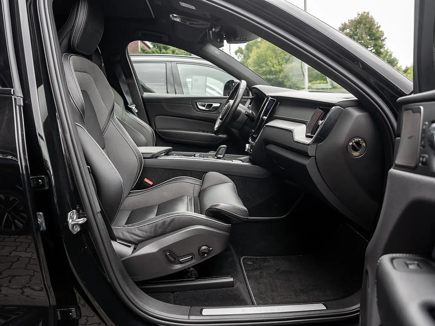 Volvo XC60 T8 AWD R-Design H/K HUD STANDHZ LED PANO Schwarz - 2