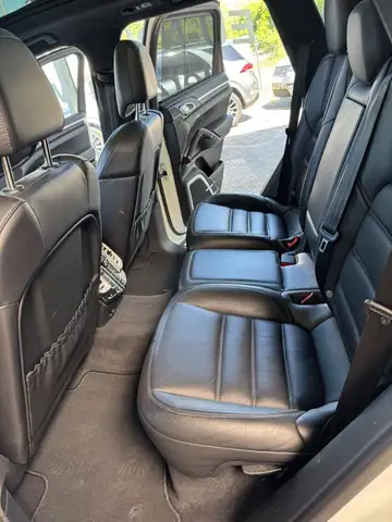Porsche Cayenne view 14