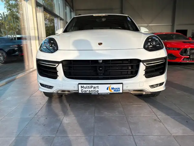 Porsche Cayenne view 3