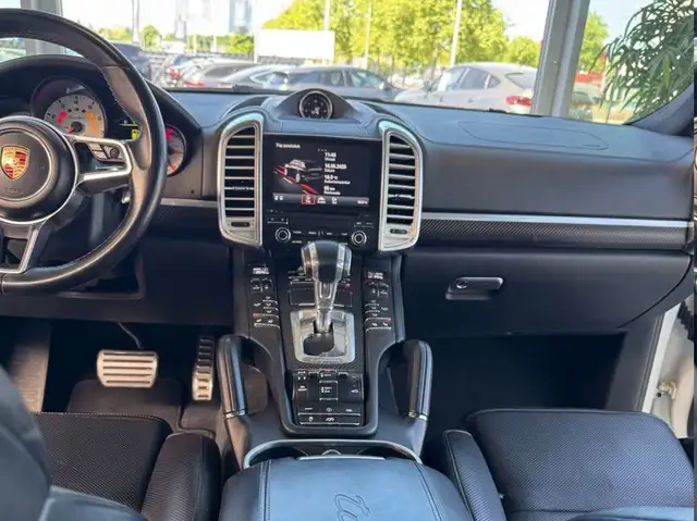 Porsche Cayenne view 9