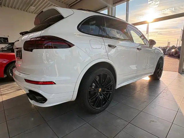 Porsche Cayenne view 6