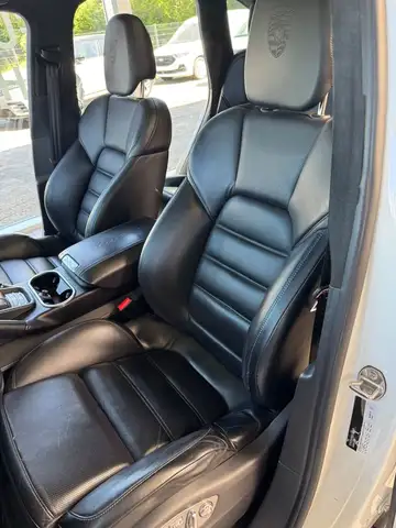 Porsche Cayenne view 13