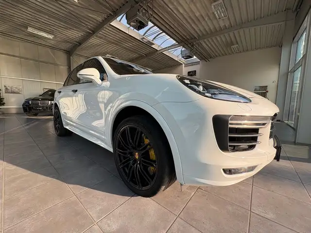 Porsche Cayenne view 7