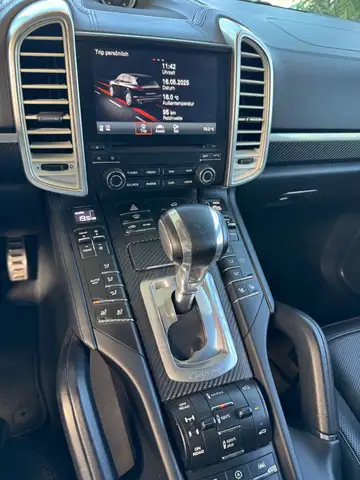 Porsche Cayenne view 11