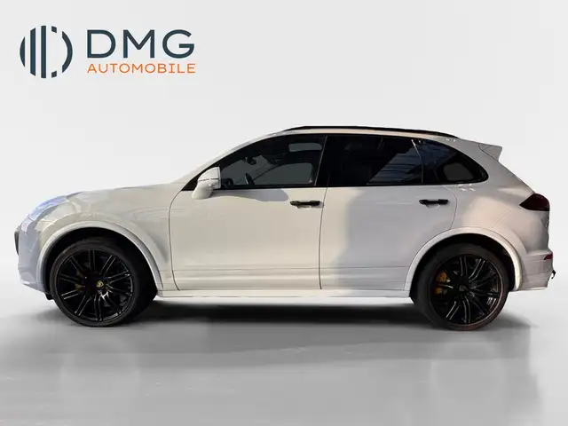 Porsche Cayenne main image