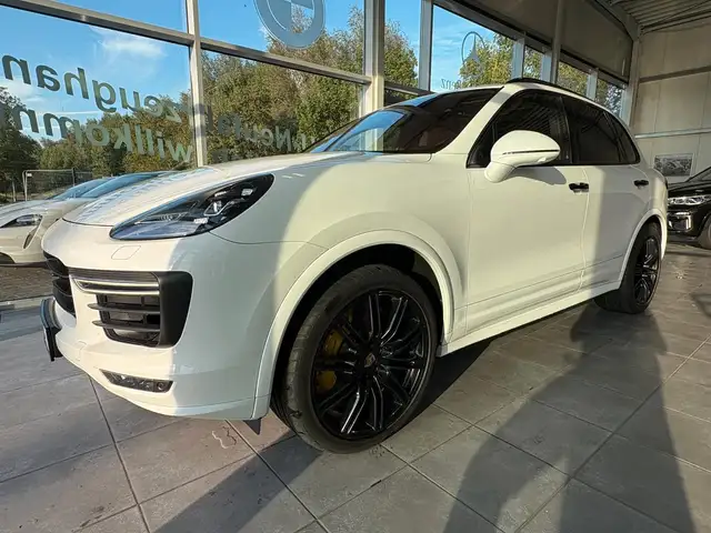 Porsche Cayenne view 4