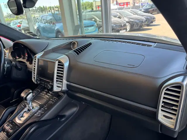 Porsche Cayenne view 10
