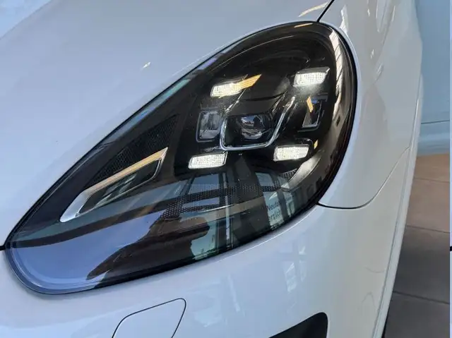 Porsche Cayenne view 8