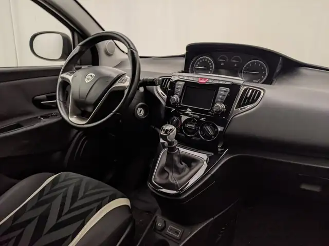 Lancia Ypsilon view 6