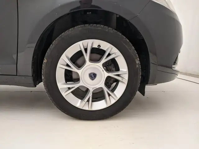 Lancia Ypsilon view 9