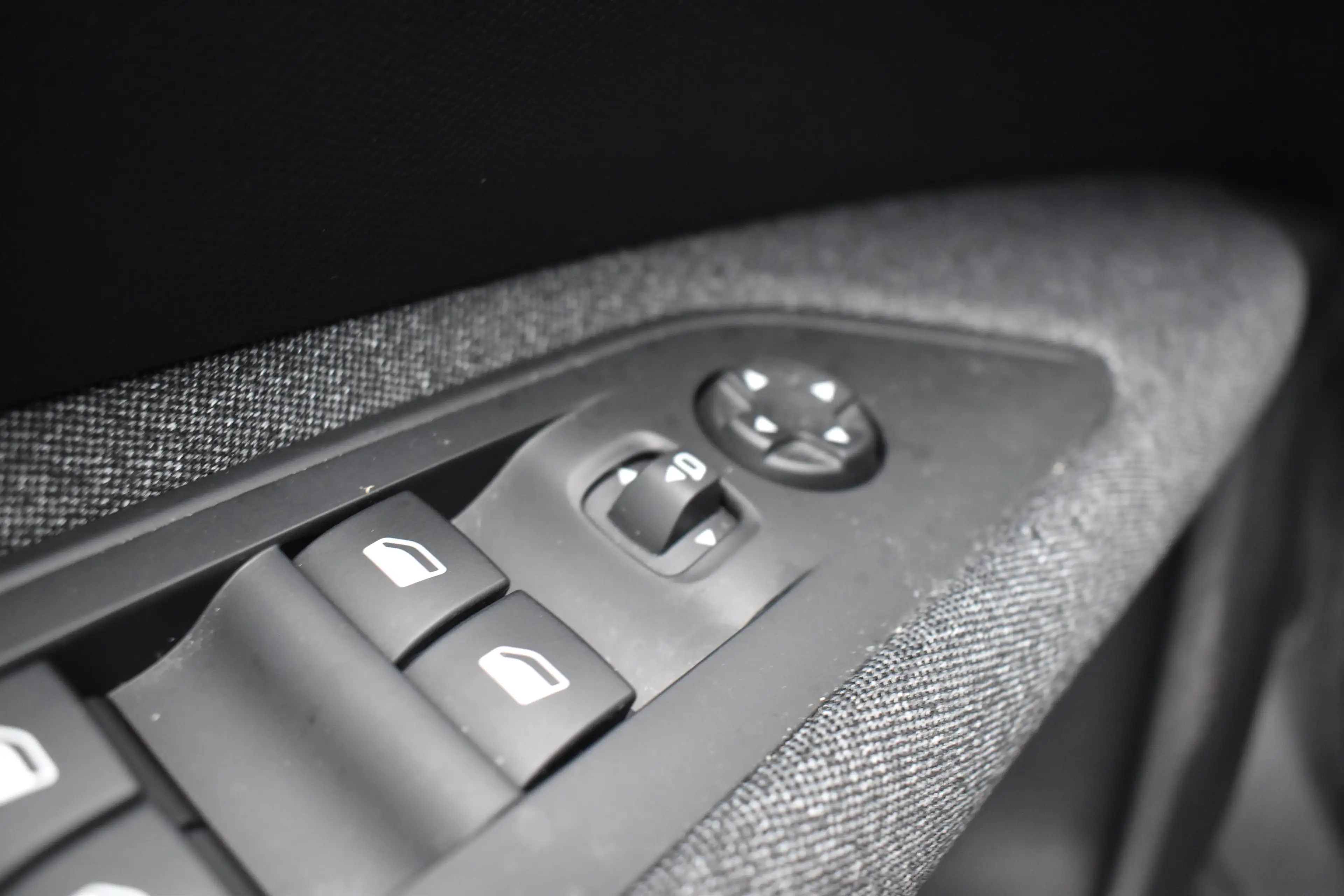 Peugeot 3008 1.2 eat-8 Allure Pack * Navi / Led / Carplay * — photo 5