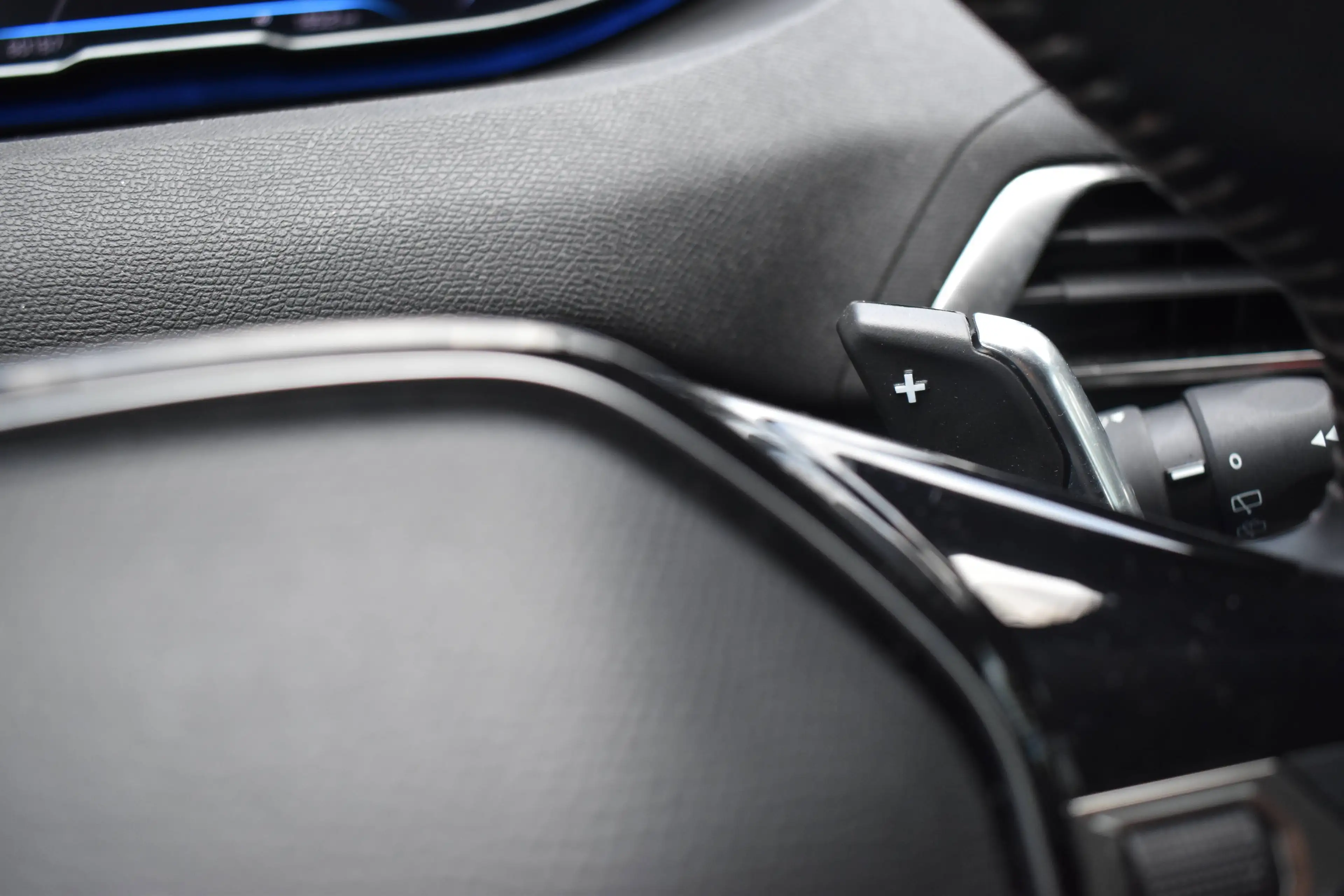 Peugeot 3008 1.2 eat-8 Allure Pack * Navi / Led / Carplay * — photo 14