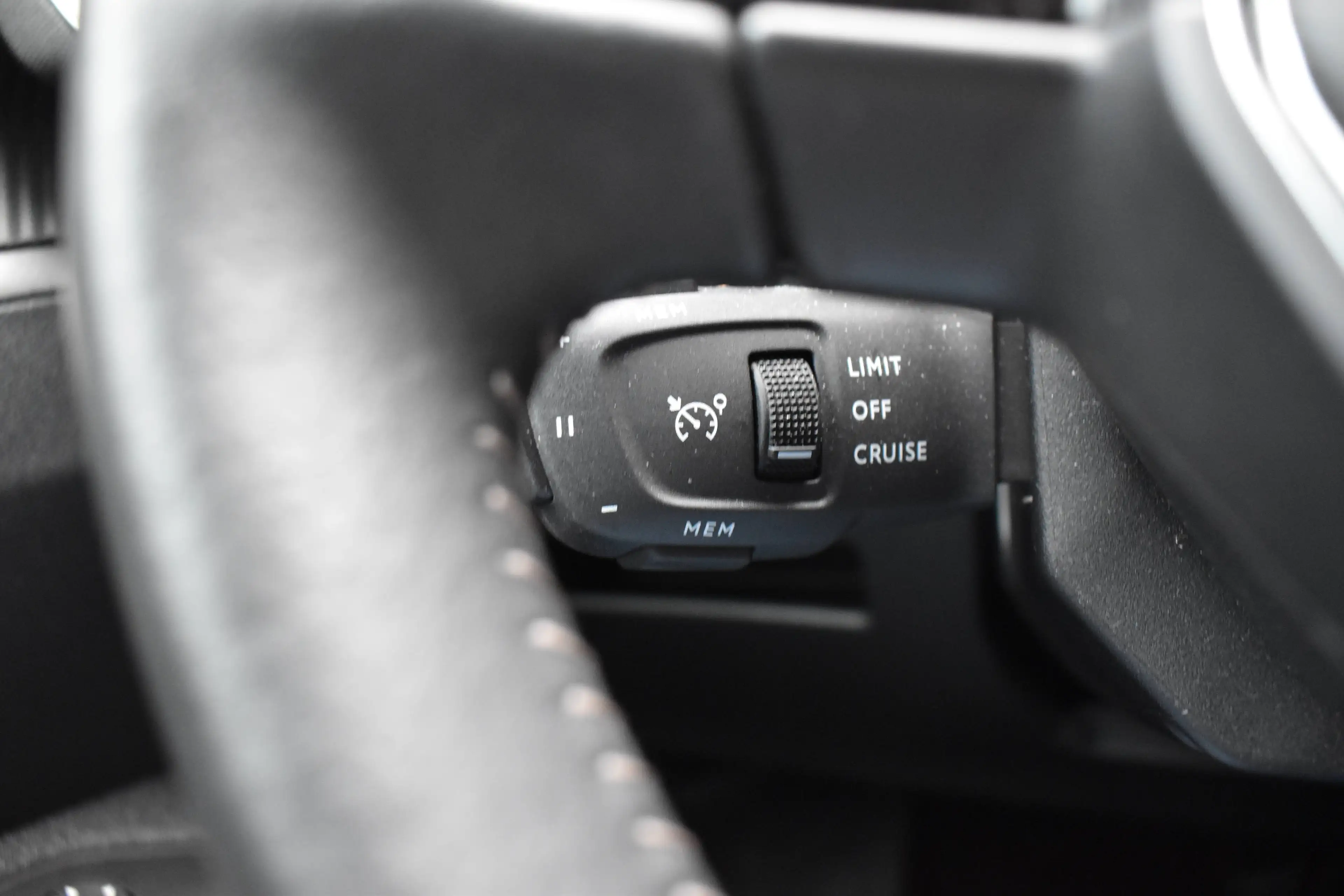 Peugeot 3008 1.2 eat-8 Allure Pack * Navi / Led / Carplay * — photo 7