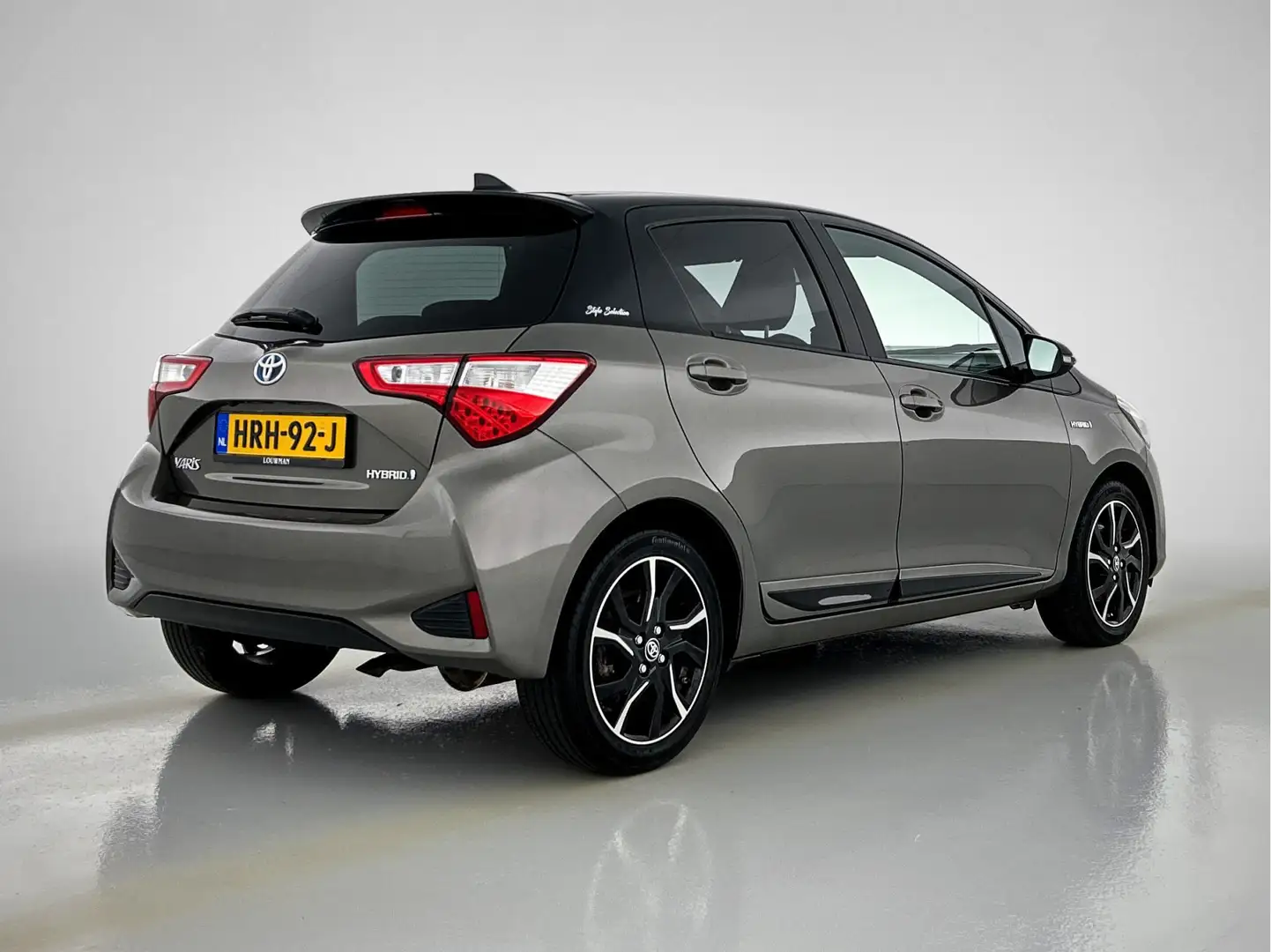 Toyota Yaris 1.5 Hybrid Bi-Tone Limited | Stoelverwarming | Nav Grijs - 2