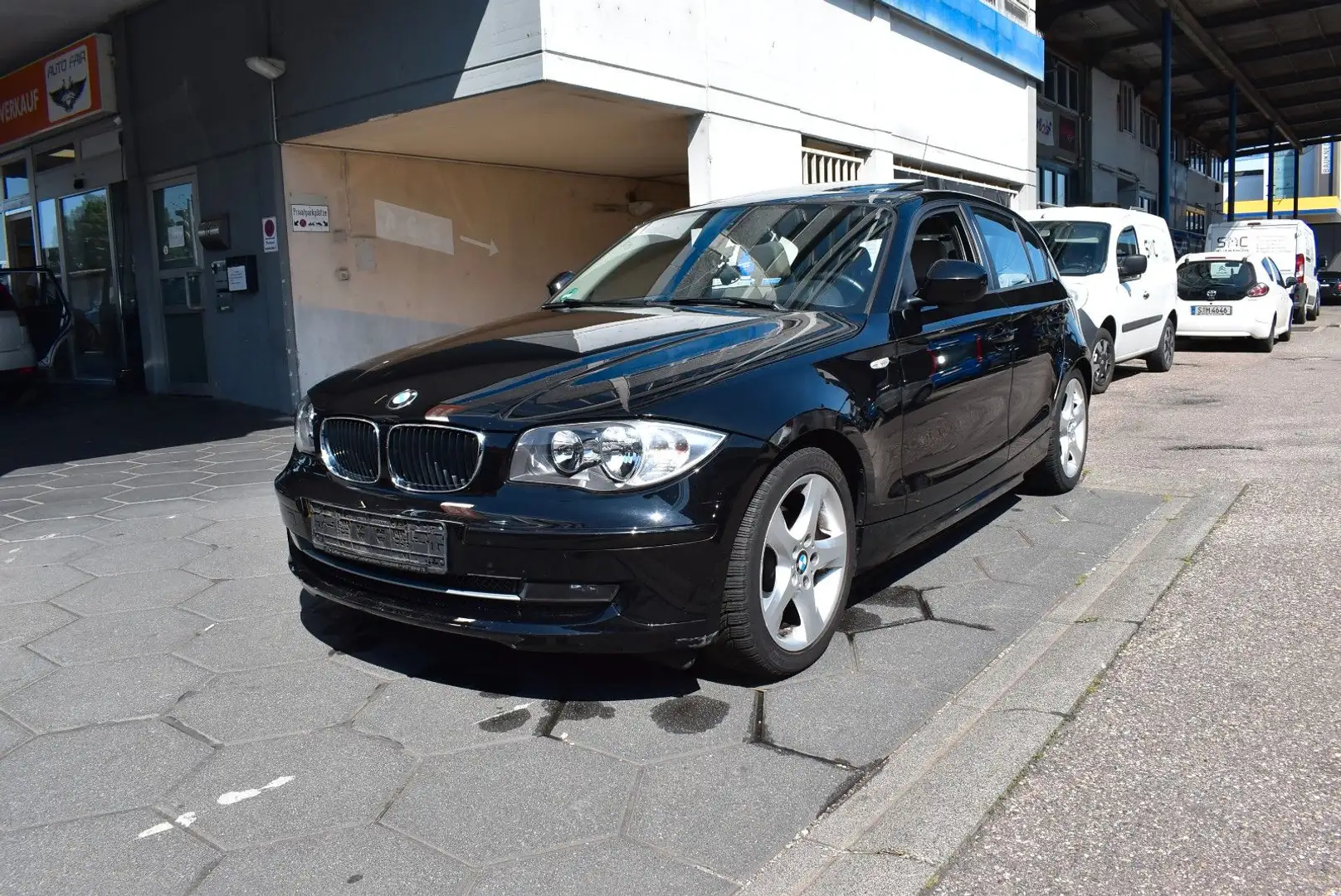 BMW 118 i Lim. Automatik*Vollleder* Schwarz - 1