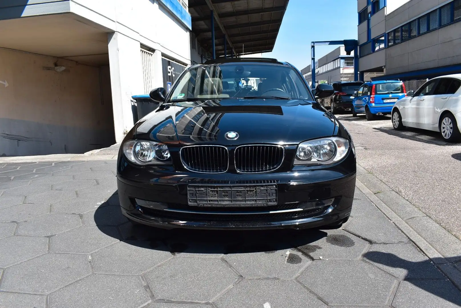 BMW 118 i Lim. Automatik*Vollleder* Schwarz - 2