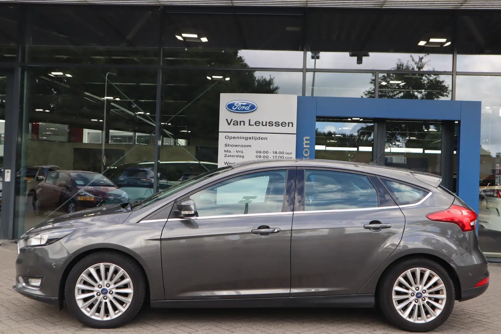 Ford Focus 1.5 150PK TITANIUM 5-DEURS NAVI LM-VELGEN CLIMA P- Grijs - 2