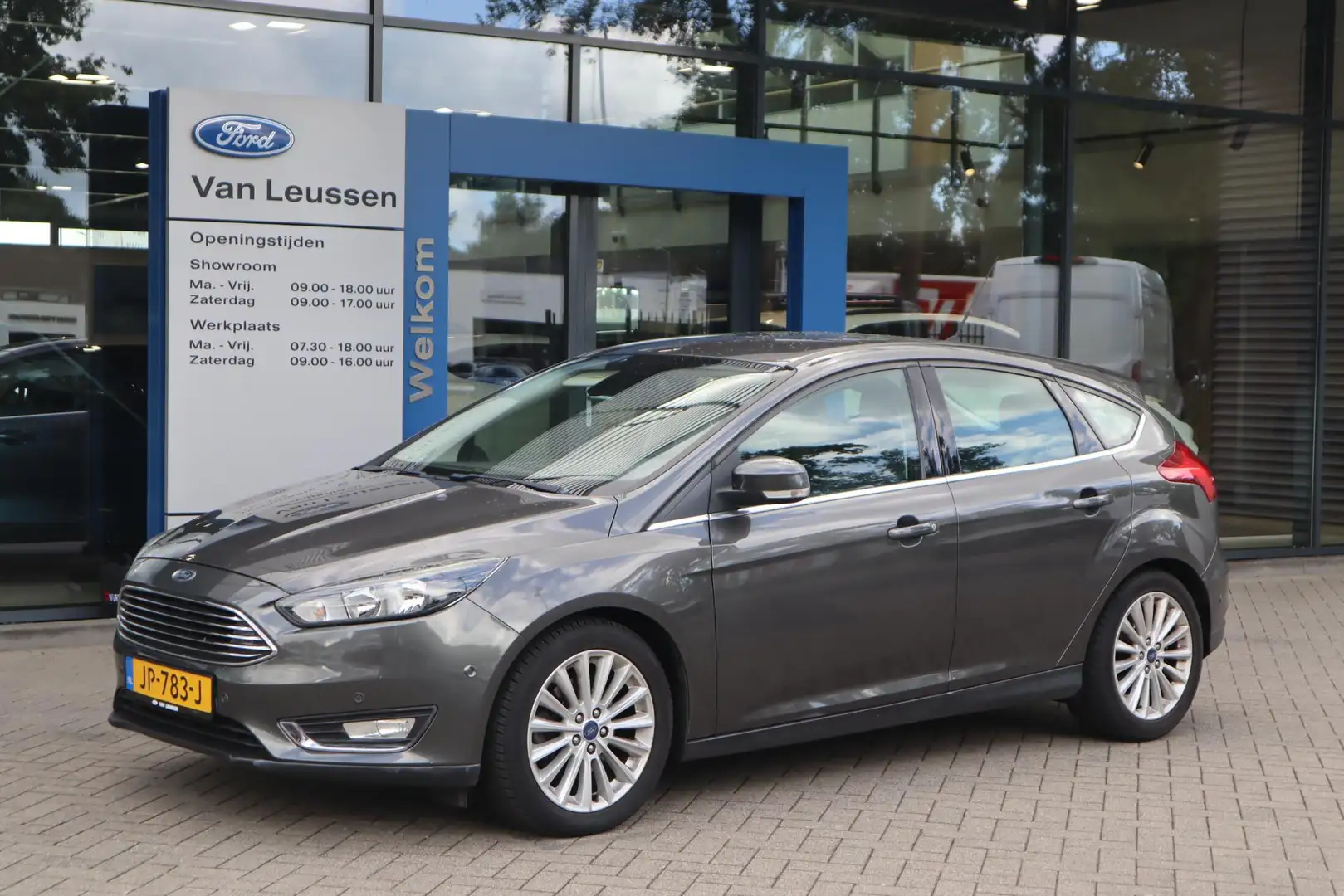 Ford Focus 1.5 150PK TITANIUM 5-DEURS NAVI LM-VELGEN CLIMA P- Grijs - 1